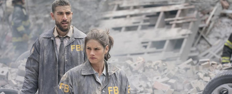 Die „FBI“-Agenten Omar Adom ‚OA‘ Zidan (Zeeko Zaki) und Maggie Bell (Missy Peregrym) nach einer Explosion – Bild: CBS