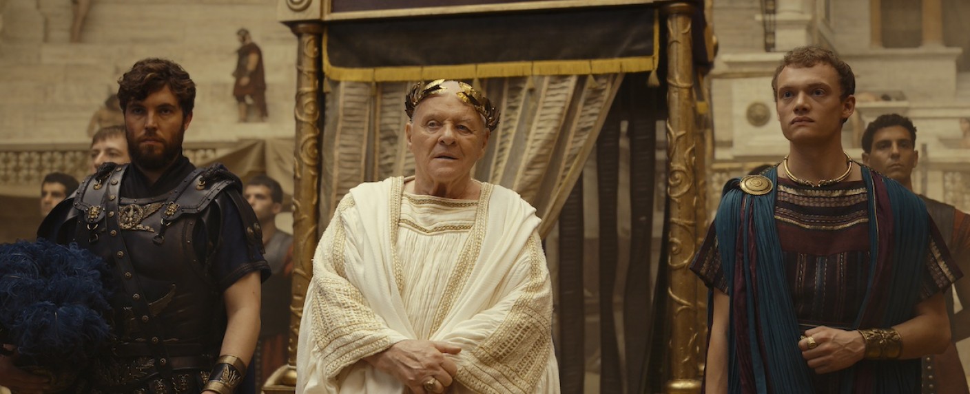„Those About to Die“: (Grau-)Brot und Spiele im römischen Kaiserreich – Review – Auch Anthony Hopkins kann Roland Emmerichs unübersichtliche Gladiatoren-Kolportage nicht retten – Bild: Prime Video