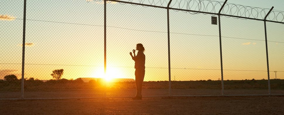 Die Freiheit zum Greifen nah: Rosna (Helana Sawires) in „Stateless“ – Bild: Ben King/Netflix