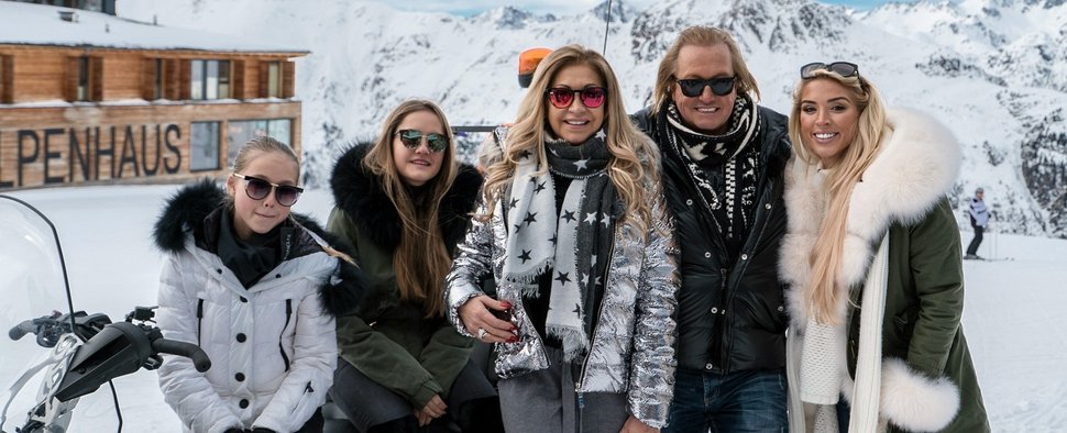 „Die Geissens“ mit Aneta Sablik (r.) in Ischgl – Bild: RTL II/Hannes Kroell