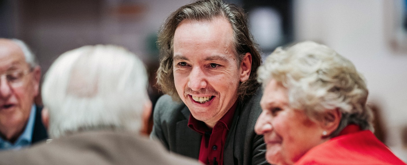 Olli Schulz verbringt Abend mit Ü80-Jährigen – Neues Konzept bei „Die Geschichte eines Abends“ – Bild: NDR/​Daniel Bremehr