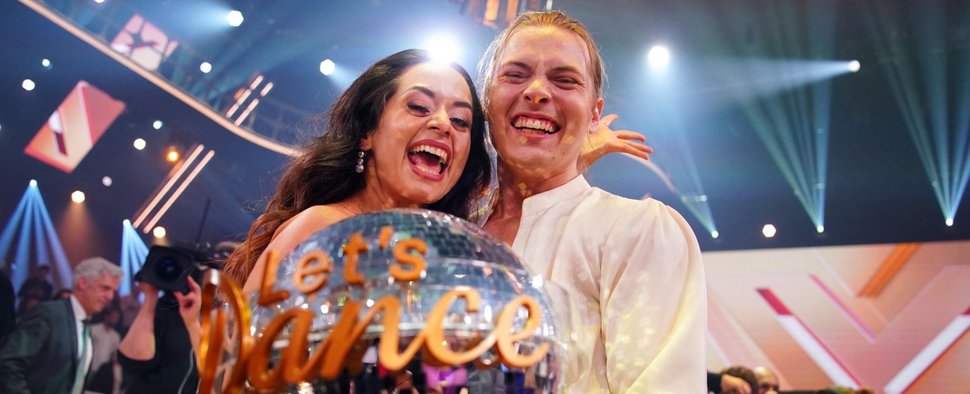 Die glücklichen Gewinner von „Let’s Dance“ 2024 sind Gabriel Kelly (r.) und Malika Dzumaev (l.) – Bild: RTL/Stefan Gregorowius