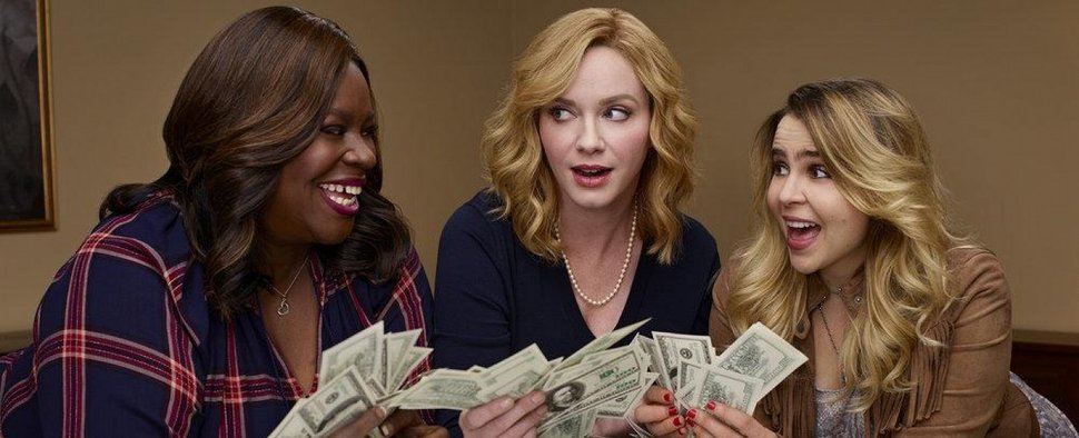 Die „Good Girls“ baden kurzzeitig in Geld: Ruby (Retta, l.), Beth (Christina Hendricks) und Annie (Mae Whitman) – Bild: NBC