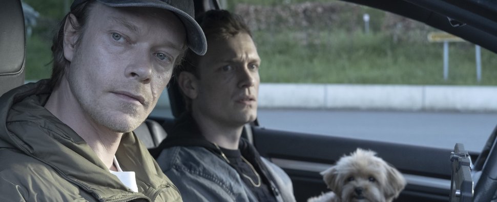 Die Hacker Tobias (Alfie Allen, l.) und Marco (Martijn Lakemeier) geraten in Teufels Küche – Bild: AXN Black