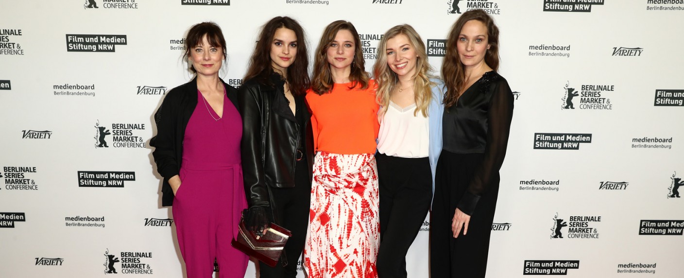 „Der Palast“: Oliver Berben dreht ZDF-Miniserie im Friedrichstadt-Palast – Familiengeschichte mit Svenja Jung in Doppelrolle – Bild: Constantin Television/​Sebastian Reuter