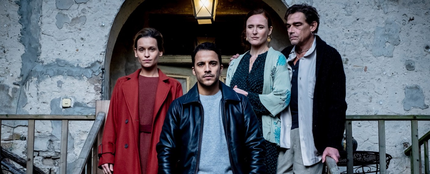 Quoten: „Die Heimsuchung“ siegt bei Jung und Alt, „Bin ich schlauer als …“ schwächer als „Deutschland-Quiz“ – Sat.1 gewinnt mit „Fluch der Karibik“ Film-Wettkampf der Privatsender – Bild: ARD Degeto/​Gordon Mühle