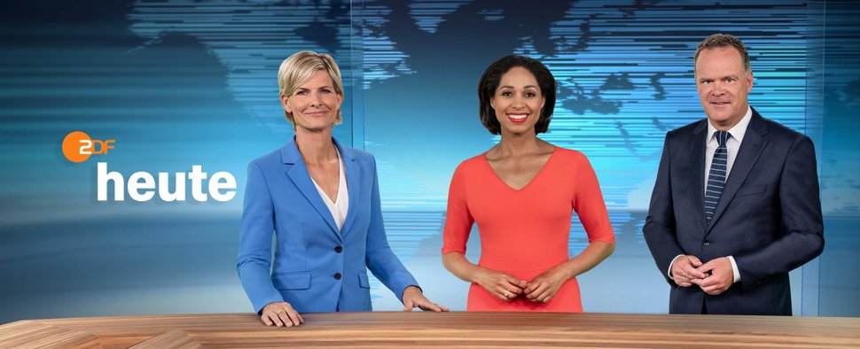 Barbara Hahlweg, Jana Pareigis und Christian Sievers (v. l.) präsentieren im Wechsel die „heute“-Nachrichten aus dem modernen ZDF-Studio. – Bild: ZDF/Jana Kay