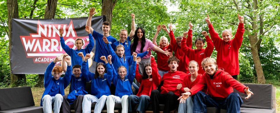 Die jungen Sporttalente der „Ninja Warrior Germany Kids Academy“ mit Moderatorin Jessica Schöne – Bild: RTL/Annette Etges