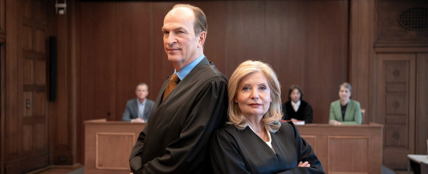 „Die Kanzlei“: Das Erste setzt Erfolgsserie mit Staffel 6 fort – Drehstart für neue Folgen mit Sabine Postel und Herbert Knaup – Bild: ARD/​Georges Pauly