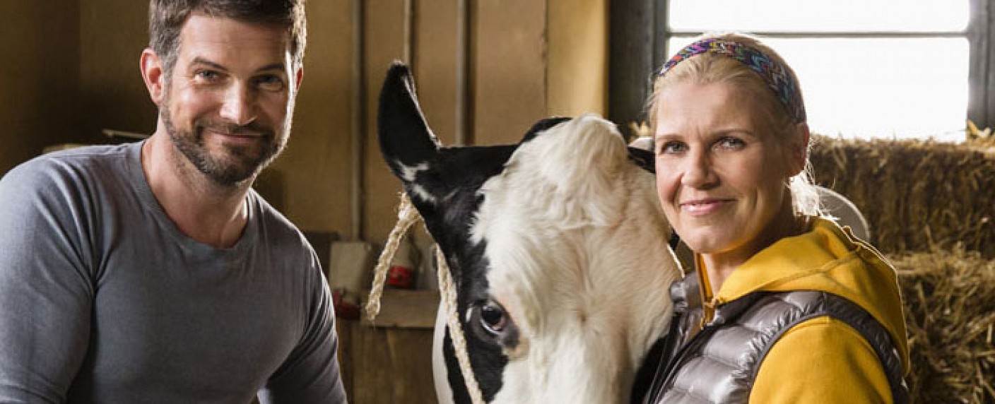 „Kuhflüsterin“ Cordula Stratmann tritt „Verbotene Liebe“-Erbe an – Neue Vorabendserie in der Todeszone ab Juli – Bild: ARD/​Frank Dicks