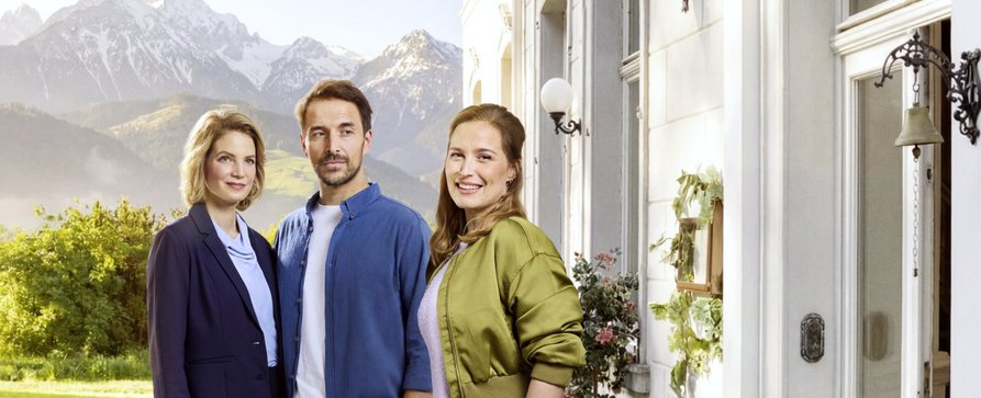 „Die Landarztpraxis – Team Sonnenhof“: Sat.1 kündigt Spin-off zur Vorabendserie an – Neue Praxis eröffnet vor malerischer Bergkulisse – Bild: Joyn/Marc Rehbeck/Joshua Schneider „Die Landarztpraxis – Team Sonnenhof“: Sat.1 kündigt Spin-off zur Vorabendserie an – Neue Praxis eröffnet vor malerischer Bergkulisse – Bild: Joyn/Marc Rehbeck/Joshua Schneider
