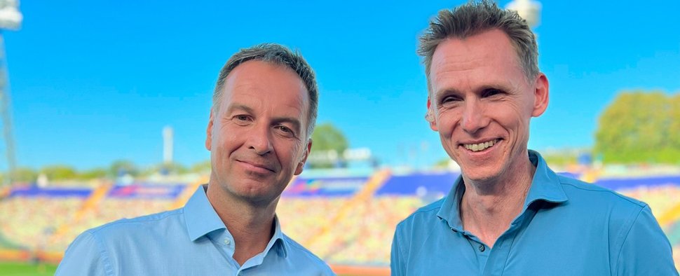Die Leichtathletik-Experten in Budapest: ARD-Moderator Claus Lufen (l.) und Ex-Zehnkämpfer Frank Busemann – Bild: NDR