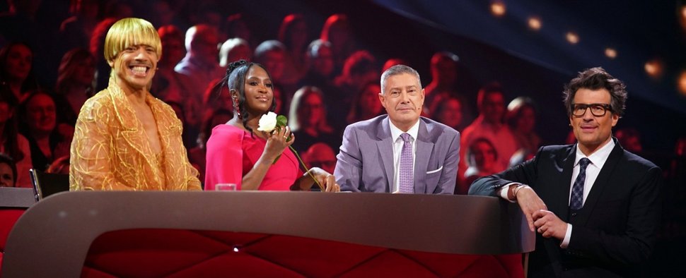 Die „Let’s Dance“-Jury aus Jorge González, Motsi Mabuse, Joachim Llambi – mit Moderator Daniel Hartwich (r.) – Bild: RTL/Stefan Gregorowius