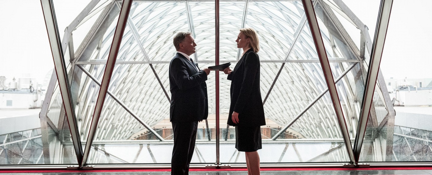 „Lobbyistin“: Polit-Thriller von ZDFneo bricht sich mit rasanter Fahrt selbst das Genick – Review – Serie will zu viel in zu wenig Zeit – Bild: ZDF/​Christoph Assmann