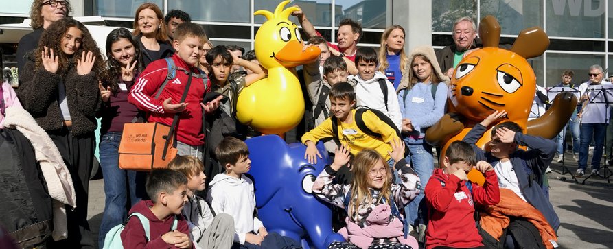 „Die Sendung mit der Maus“: Statue in Köln erhält Gesellschaft von Elefant und Ente – Neue Doppel-Figur in Innenstadt enthüllt – Bild: WDR/Timo Grau „Die Sendung mit der Maus“: Statue in Köln erhält Gesellschaft von Elefant und Ente – Neue Doppel-Figur in Innenstadt enthüllt – Bild: WDR/Timo Grau