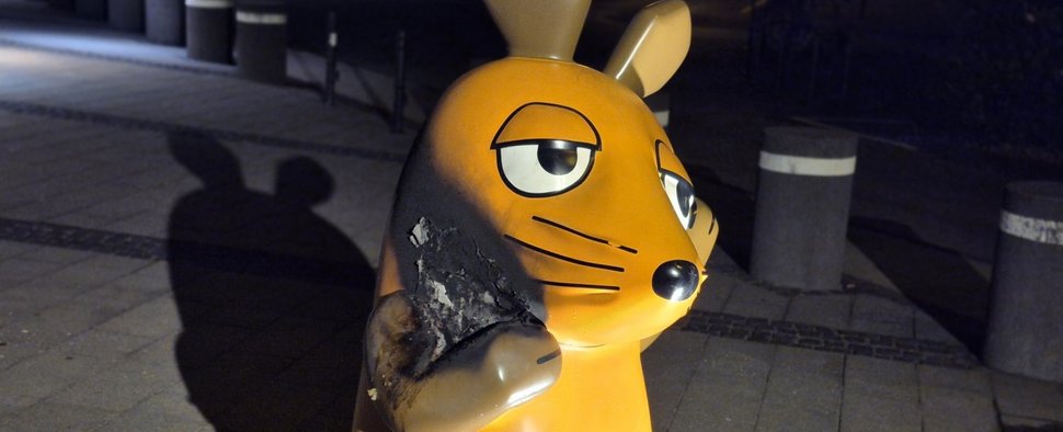 Die Maus-Figur in Köln wurde von Vandalen in Brand gesetzt. – Bild: WDR/Treis