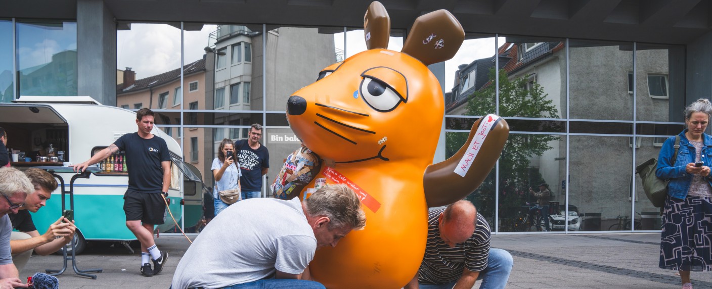 Nach Brandanschlag: Die Maus geht in Kur – Zahlreiche Besucher versorgten verbrannte Statue mit Pflastern – Bild: WDR/​Celina Palenda