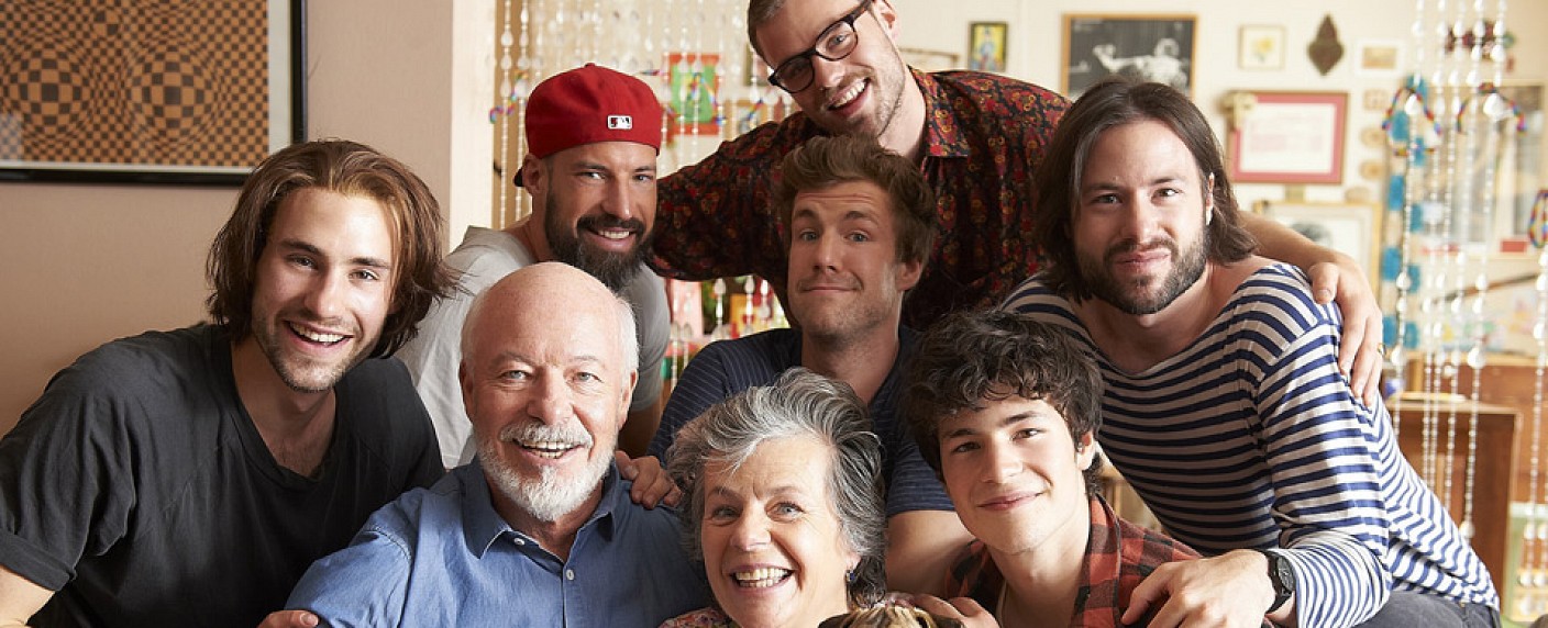 One nimmt „Die Mockridges“ und „Hamburg Transit“ ins Programm – Serien-Abwechslung im Oktober – Bild: WDR/​Warner Bros/​Melanie Grande