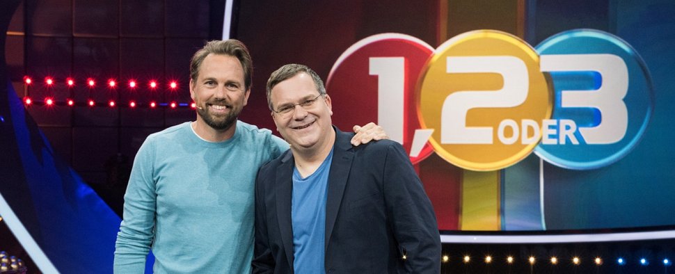 Die Moderatoren Steven Gätjen (l.) und Elton aus der Jubiläumsausgabe von „1, 2 oder 3 – Die große Jubiläumsshow“ – Bild: ZDF/Sascha Baumann