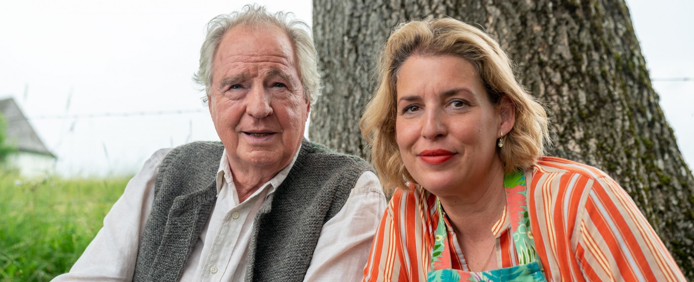 „Zimmer mit Stall“: Elena Uhlig beerbt Aglaia Szyszkowitz auf dem Fuchsbichlerhof – Zwei neue Folgen der Komödienreihe mit Friedrich von Thun – Bild: ARD Degeto/​Marc Reimann