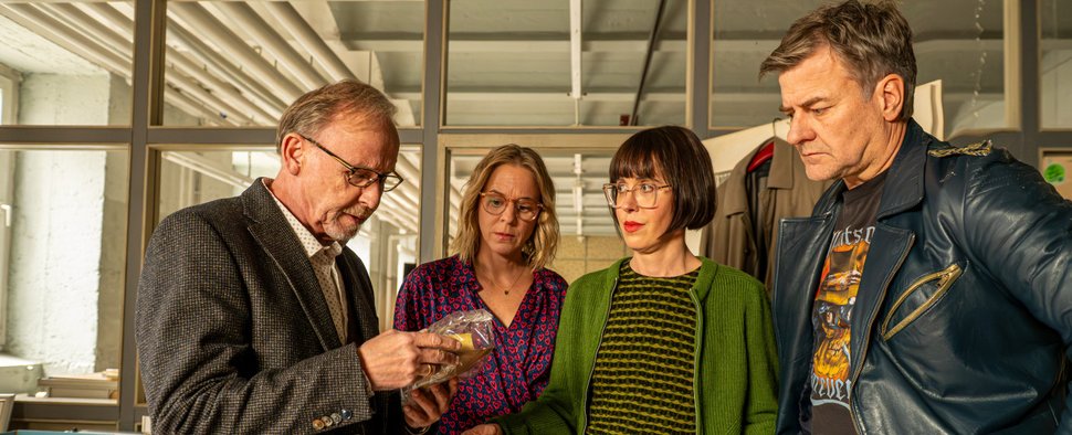 Die neue kommissarische Leiterin Dr. Linda Hösl (Eva Karl Faltermeier, 2. v. r.) bringt ihren Ludwig Schaller (Alexander Held, l.), Angelika Flierl (Bernadette Heerwagen, 2. v. l.) und Harald Neuhauser (Marcus Mittermeier, r.) Kuchen ins Büro. – Bild: ZDF/Susanne Bernhard