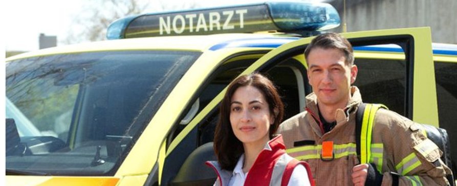 Quoten: „Die Notärztin“ holt Rekord bei Jüngeren, „Alpentod“ steigert sich bei Älteren – „TV total“ nur auf Platz 2 in der Zielgruppe, „Ronzheimer“ verabschiedet sich leicht verbessert – Bild: ARD/​Volker Roloff