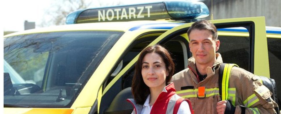 „Die Notärztin“ mit (v. l.) Sabrina Amali und Max Hemmersdorfer – Bild: ARD/Volker Roloff