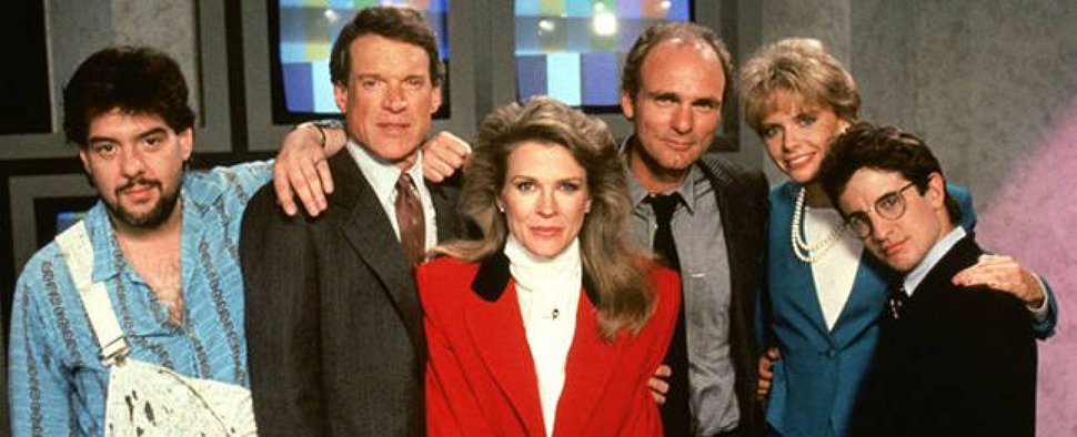 Die Original-Besetzung von „Murphy Brown“ mit den Rückkehrern Faith Ford (2.v.r.), Joe Regalbuto (3.v.r.) und Grant Shaud (r.) – Bild: CBS