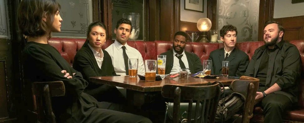 Die ‚Oxford Five‘ mit Anhang in einer anderen Bar-Szene bei „3 Body Problem“ – Bild: Netflix