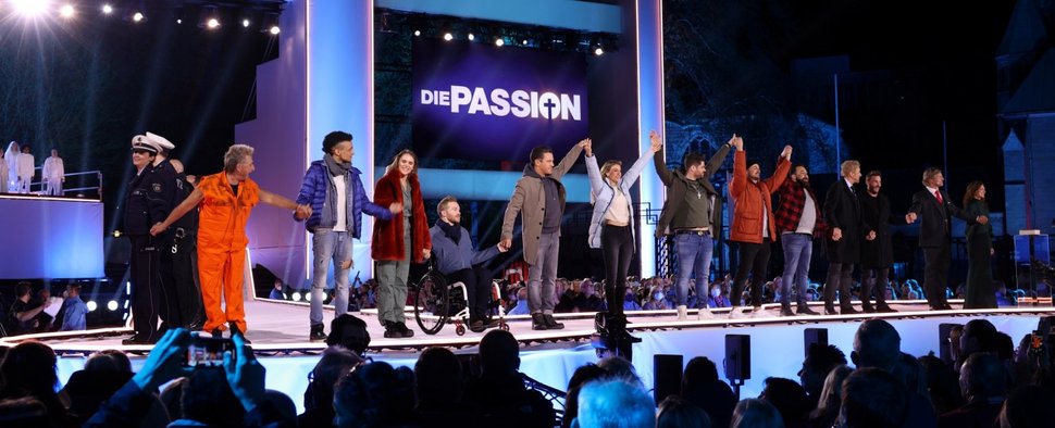 Das Abschlussbild von „Die Passion“ mit allen Darstellern auf der Bühne – Bild: RTL/Frank W. Hempel