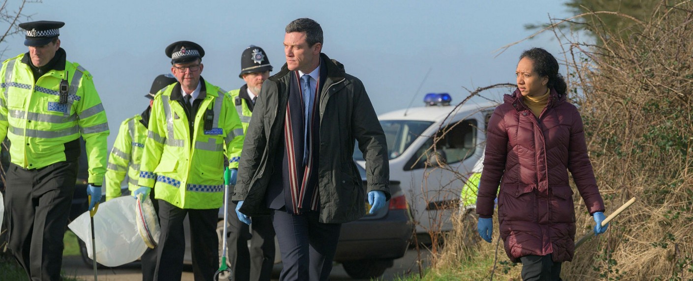 An Pfingsten kommen „Die Pembrokeshire Morde“ ins Free-TV – Britische True-Crime-Serie mit Luke Evans („Der Hobbit“) – Bild: ITV Studios