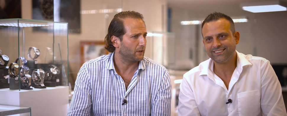 „Bares für Rares“-Händler Julian Schmitz-Avila (l.) unterstützt Pfandleiher Armend Kuqi in „Die Pfandhaus-Profis“ – Bild: RTL+