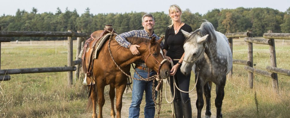 Die Pferdeprofis Bernd Hackl und Katja Schnabel – Bild: MG RTL D / Sebastian Pfütze