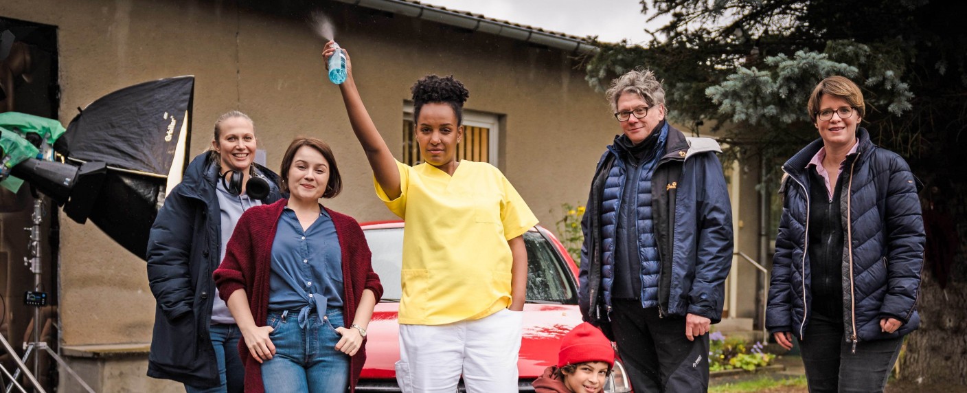 „Die Pflegionärin“: Dreharbeiten zur neuen MDR-Streaming-Serie gestartet – Benita Sarah Bailey, Iris Berben und Tobias Schlegl im Cast – Bild: MDR/​Chris Riebe/​Cross Media