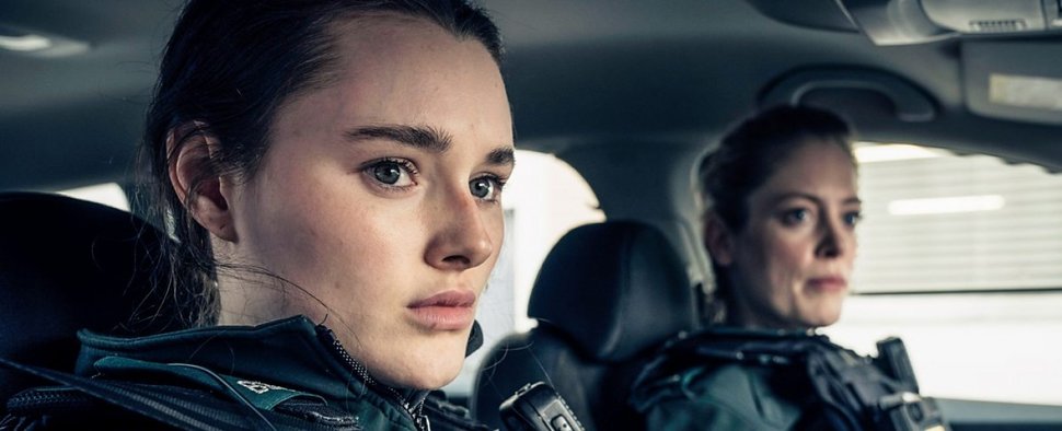 Die Polizistinnen Annie (Katherine Devlin, l.) und Grace (Sian Brooke) in „Blue Lights“ – Bild: BBC