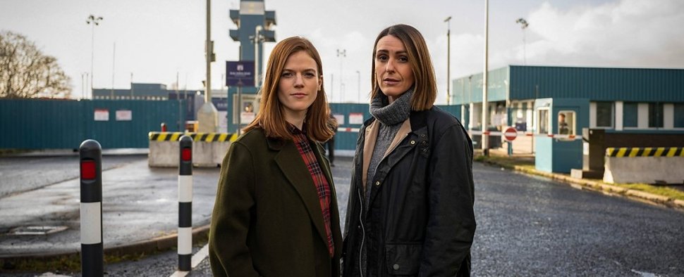 Die Polizistinnen Kirsten Longacre (Rose Leslie) und Amy Silva (Suranne Jones) in der ersten Staffel von „Vigil“ – Bild: BBC