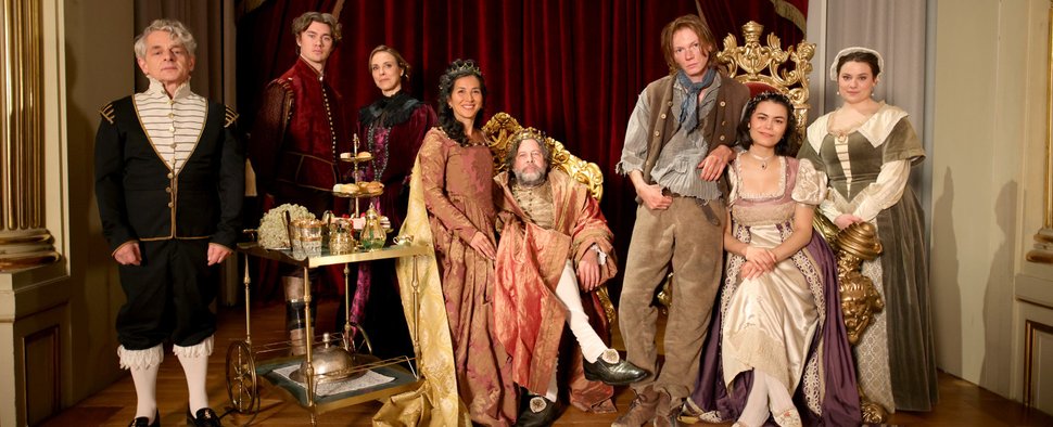 „Die Prinzessin und der Stalljunge (AT)“ (v. l.): Volker Zack (Diener), Alessandro Schuster (Zoltan), Anneke Kim Sarnau (Urba), Vanida Karun (Königin), Hans-Jochen Wagner (König), Filip Schnack (Otto), Tomomi Themann (Gwendolyn) u. Nele Rössler (Zofe). – Bild: NDR/Philipp Scholz