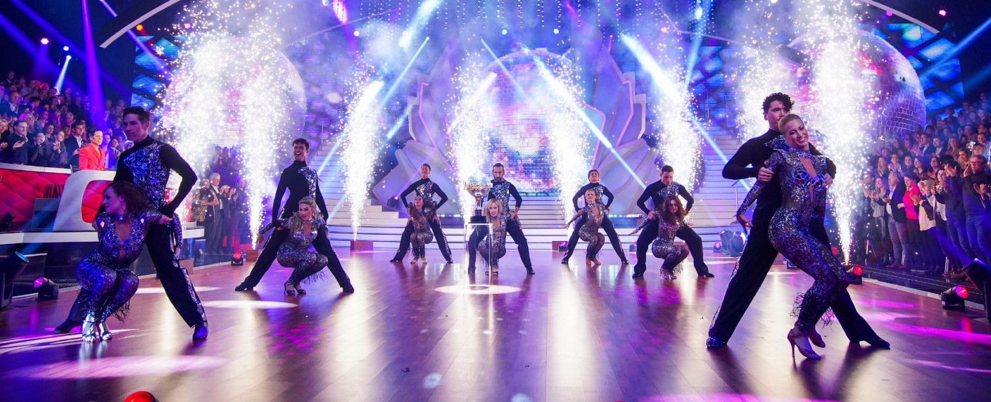 RTL verlängert „Let’s Dance“ wieder mit „Profi-Challenge“ – Profitänzer treten in Special gegeneinander an – Bild: TVNOW/​Stefan Gregorowius