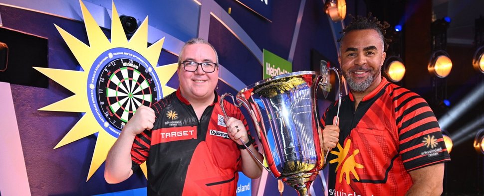 Patrick Owomoyela (r.) und Stephen Bunting gewannen „Die Promi-Darts-WM 2025“ – Bild: ProSieben