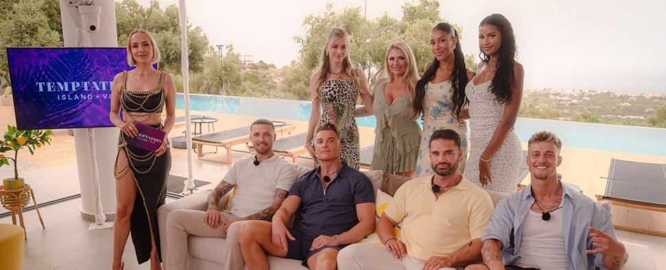 Die vier Reality-Paare der sechsten Staffel von „Temptation Island VIP“ 6 mit Moderatorin Janin Ullmann (l.) – Bild: RTL/Dustin Leonhard Grieß