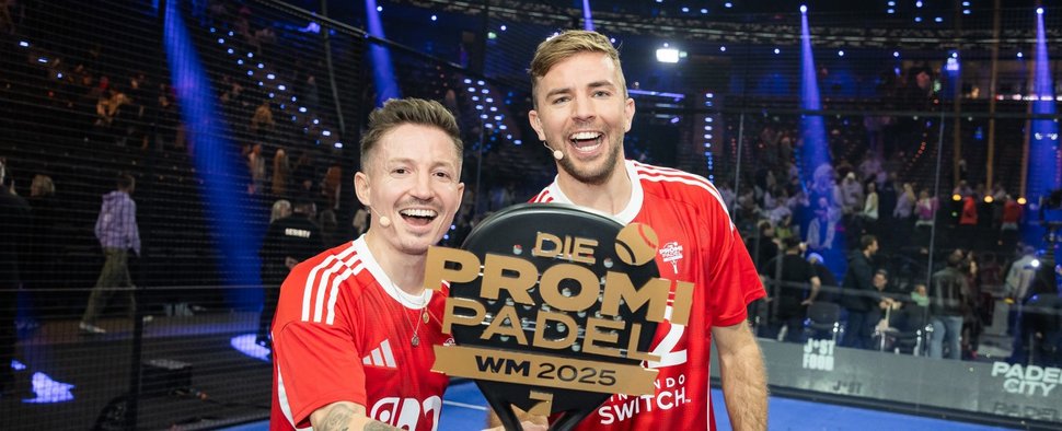 Die stolzen Sieger der ersten „Promi Padel WM“: Marc Rzatkowski (l.) und Christoph Kramer – Bild: Joyn/ProSieben