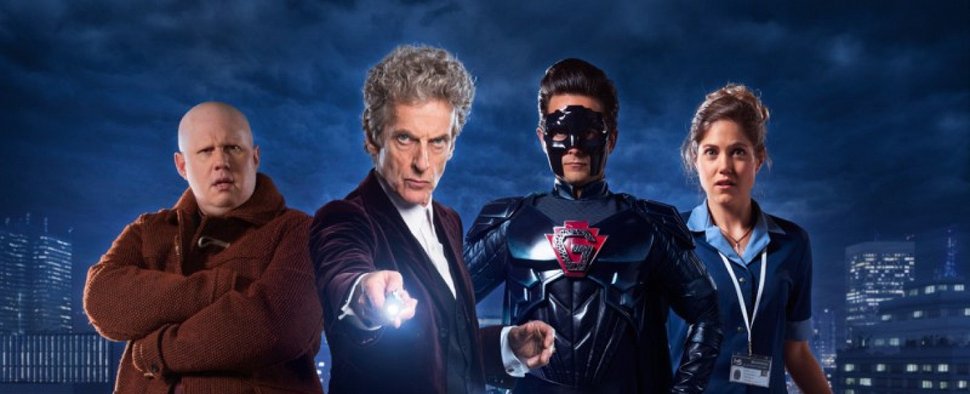 Die Protagonisten aus „The Return of Doctor Mysterio“: Nardole (Matt Lucas, l), der Doctor (Peter Capaldi), Superheld ‚The Ghost‘ (Justin Chatwin) und Reporterin Lucy Fletcher (Charity Wakefield) – Bild: BBC