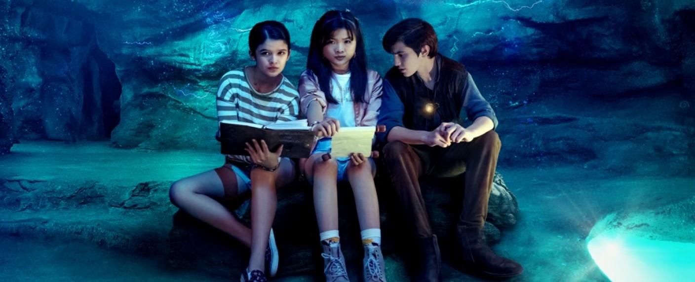 „Surfside Girls“: Termin und Trailer zur neuen Abenteuerserie mit YaYa Gosselin („FBI: Most Wanted“) – Junge Surferinnen, ein Goldschatz und ein Piratenfluch bringen Sommerabenteuer – Bild: Apple TV+