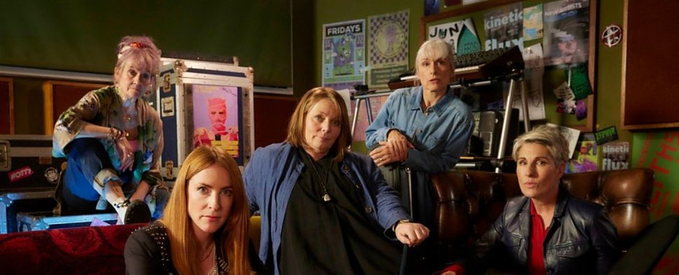 Die „Riot Women“: (v. l.) Kitty (Rosalie Craig), Jess (Lorraine Ashbourne), Beth (Joanna Scanlan), Yvonne (Amelia Bullmore) und Holly (Tamsin Greig) – Bild: Drama Republic Ltd