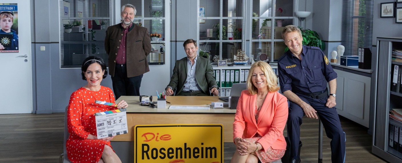 „Rosenheim-Cops“: Starttermin für neue Folgen verkündet – Wann heißt es wieder: „Es gabat a Leich“? – Bild: ZDF/​Linda Gschwentner