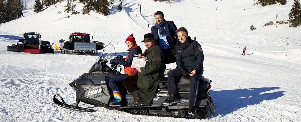 „Die Rosenheim-Cops“: Sina Wilke, Dieter Fischer, Igor Jeftic und Max Müller bei den Dreharbeiten zum kommenden Winterspecial – Bild: ZDF/Bojan Ritan