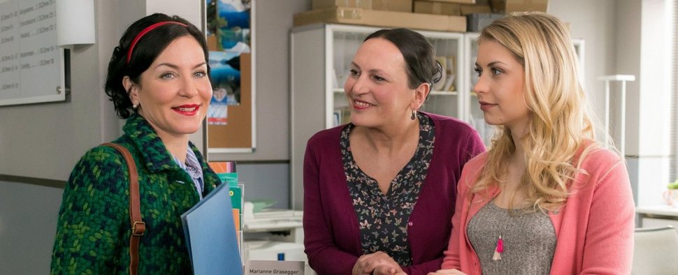 „Die Rosenheim-Cops“: Christin Lange (Sarah Thonig, r.) wird den Job von Sekretärin Miriam Stockl (Marisa Burger, l.) übernehmen – Bild: ORF/ZDF/Christian A. Rieger