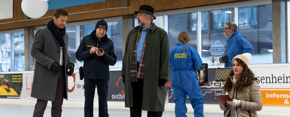 „Die Rosenheim-Cops“ ermitteln im Winter-Special auf der Curlingbahn – Bild: ZDF/Linda Gschwentner