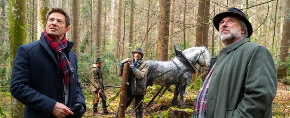 „Die Rosenheim-Cops“ in neuem Winter-Special „Totholz“ – Bild: ZDF/Linda Gschwentner