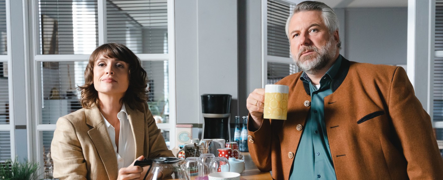 „Rosenheim-Cops“ mit Abschieden und Neuzugängen: Starttermin für neue Folgen – Ab Oktober heißt es wieder: „Es gabat a Leich“ – Bild: ZDF/​Linda Gschwentner